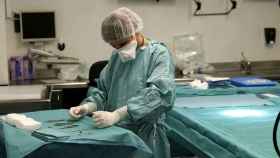 Una enfermera prepara el instrumental para extraer los tejidos de un cadáver en un quirófano / EFE