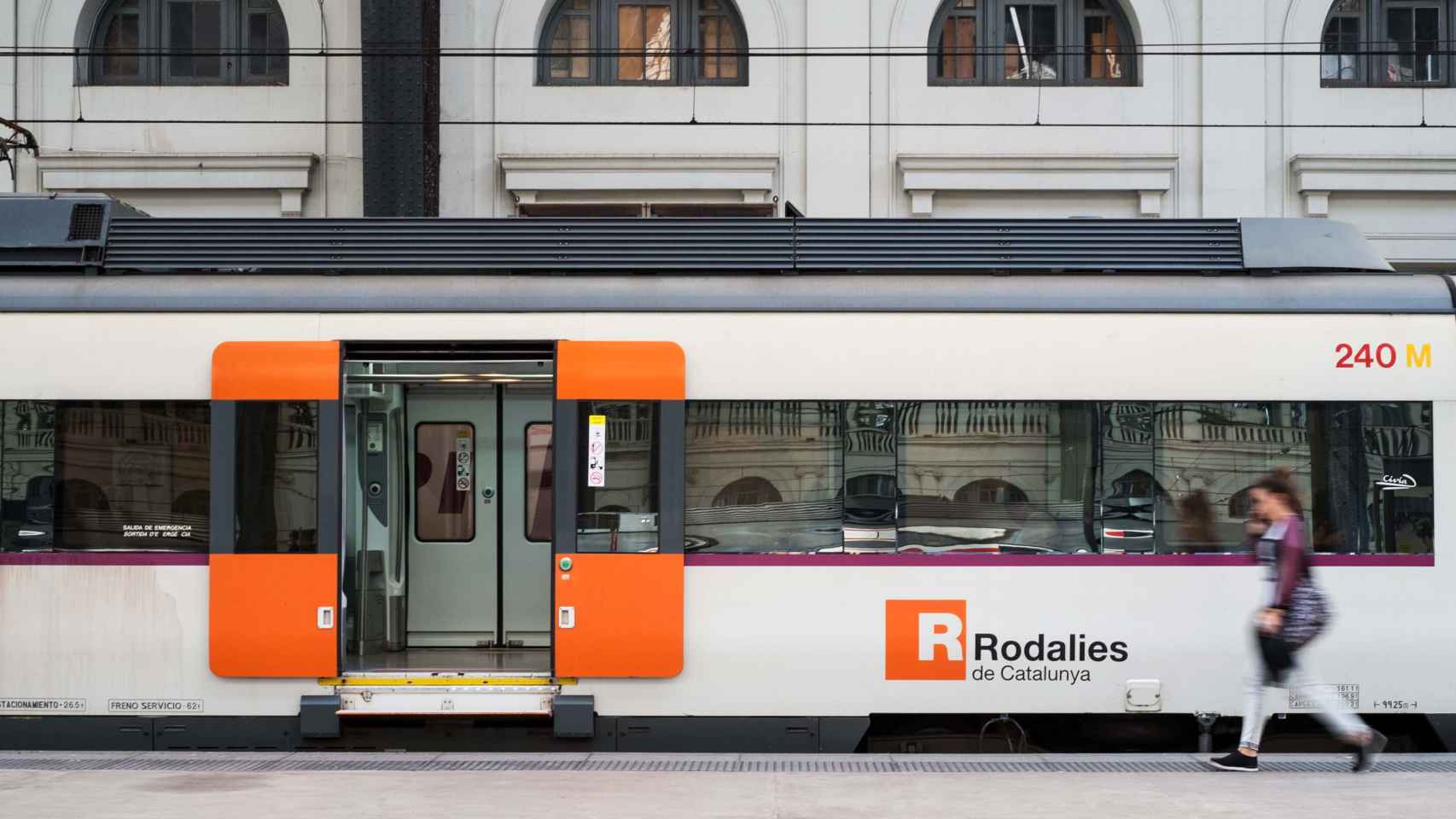 Un tren de Rodalies en la Estació de França / HUGO FERNÁNDEZ