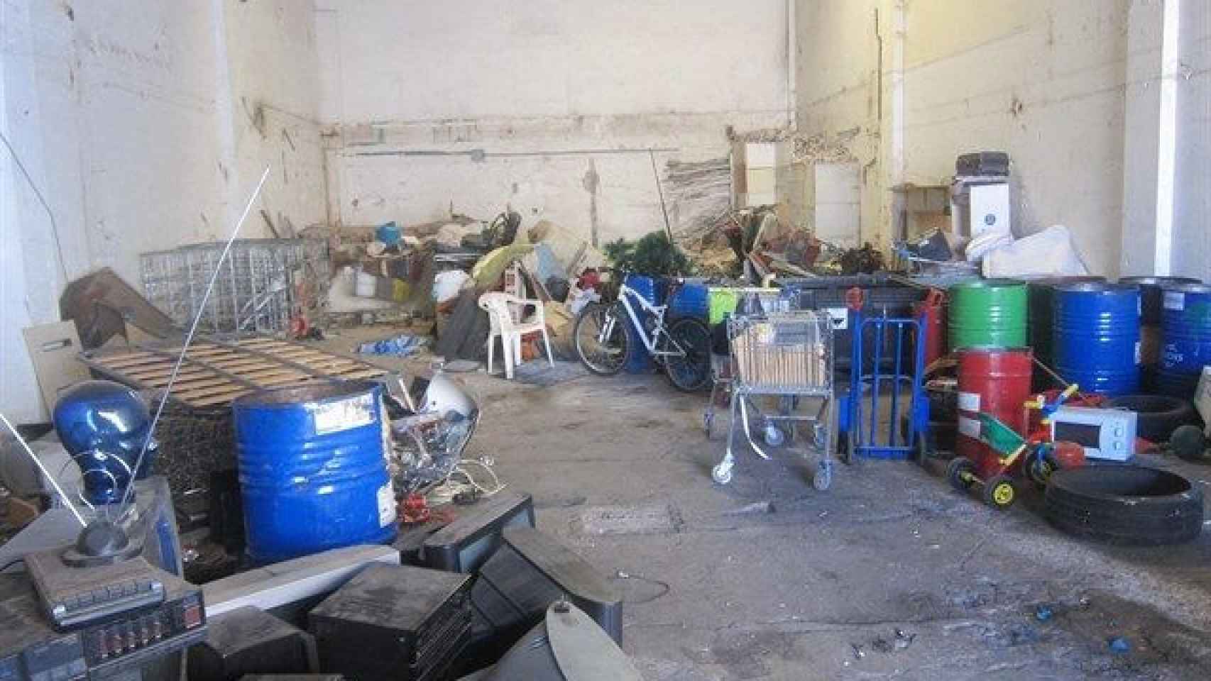 Interior de una fábrica de Sant Martí, llena de suciedad, que funcionaba como asentamiento / EUROPA PRESS