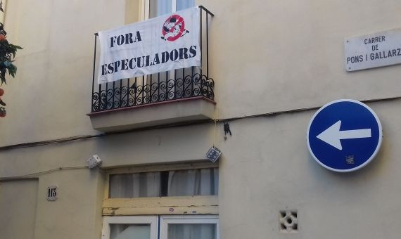 Pancarta contra la especulación en uno de los balcones de los inquilinos de Pons i Gallarza / J S