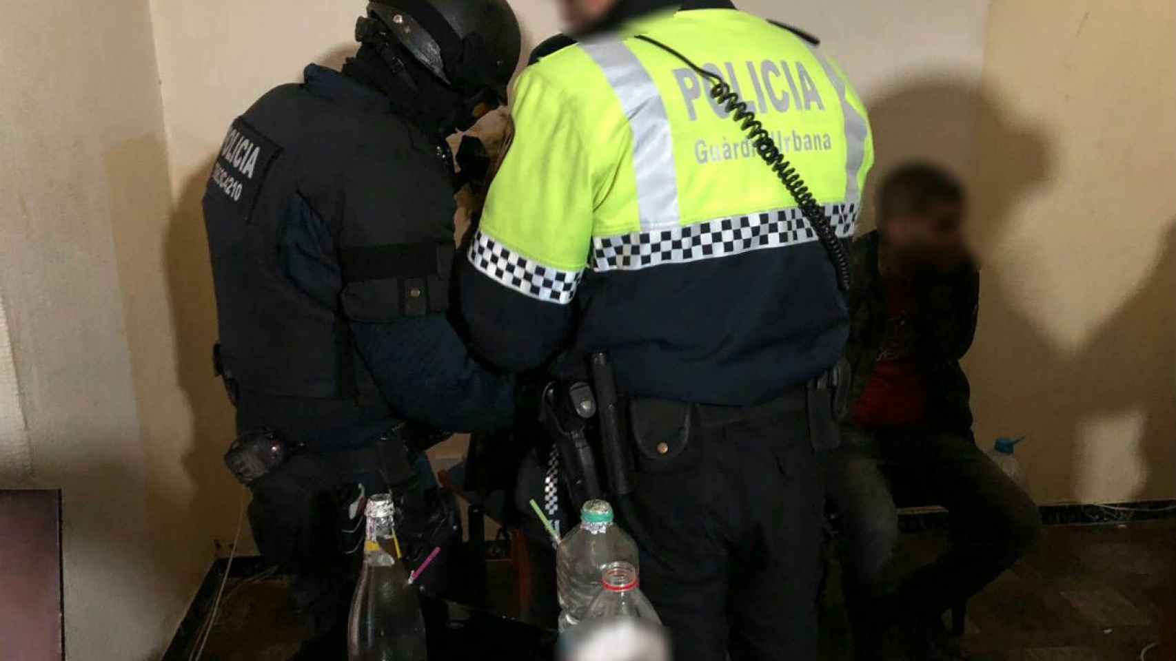 Momento de la detención de varios presuntos traficantes / @Barcelona_GUB