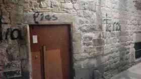 Pintadas en la puerta de la sinagoga
