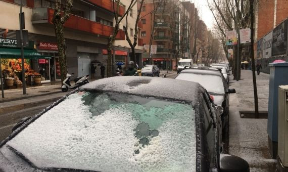 Muchos parabrisas de coches mostraban los efectos de la nieve o el granizo / A.A.