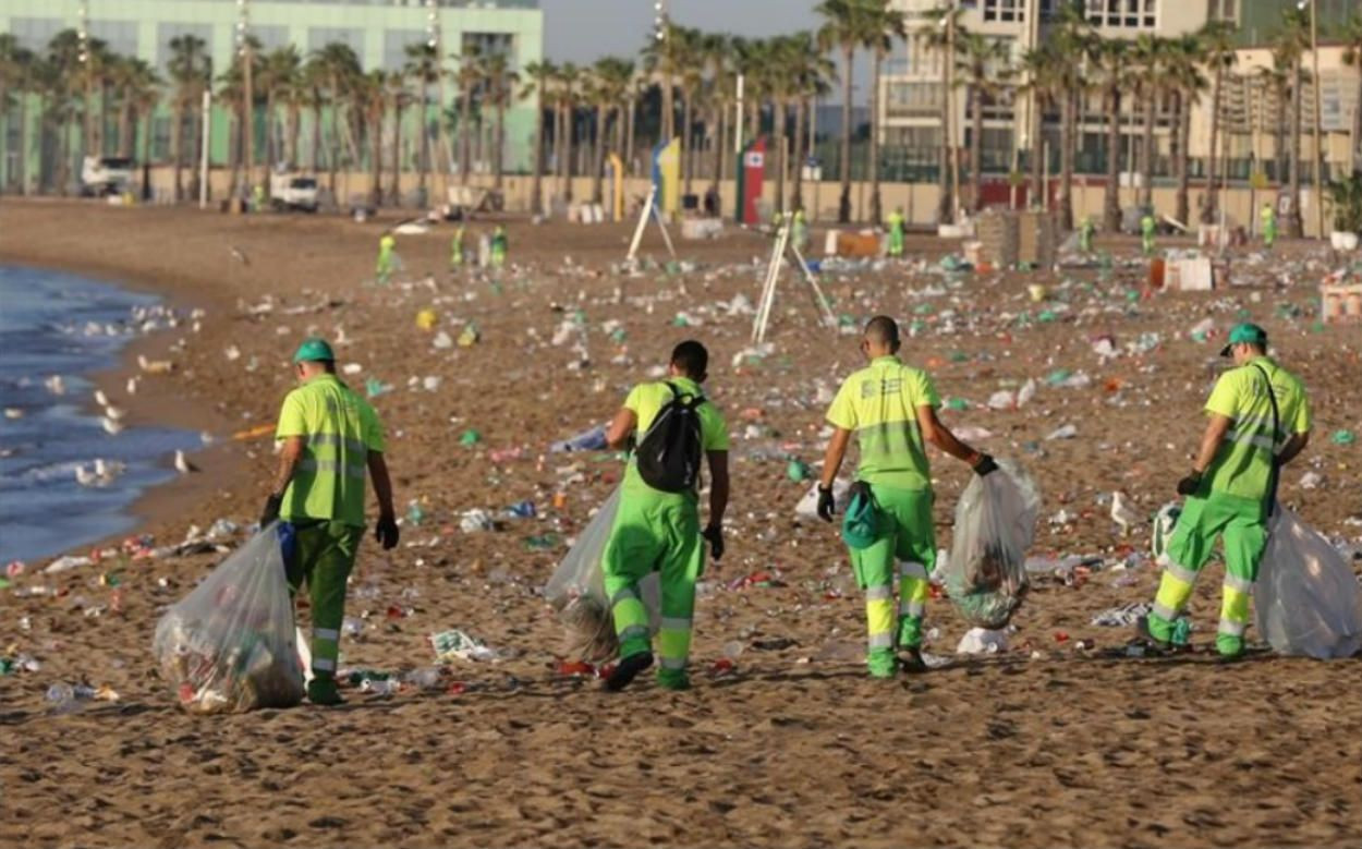 Limpieza de las playas de Barcelona tras la celebración de Sant Joan.