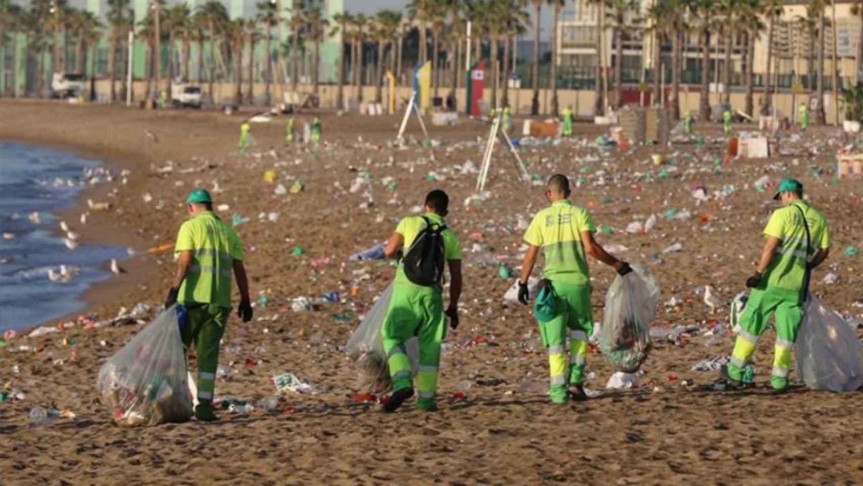 Recogida de residuos en las playas de Barcelona después de una verbena de Sant Joan