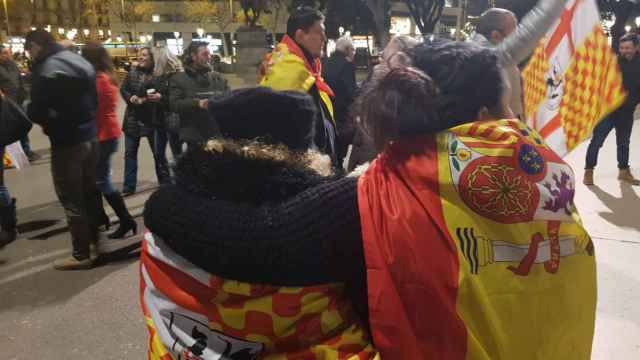 Partidarios de Tabarnia, durante la acampada de la plaza de Catalunya, donde también hay independentistas