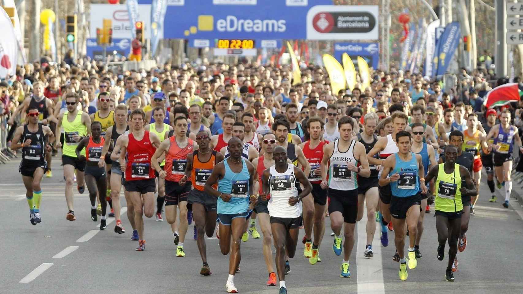 Imagen de archivo de la salida de la media maratón de Barcelona