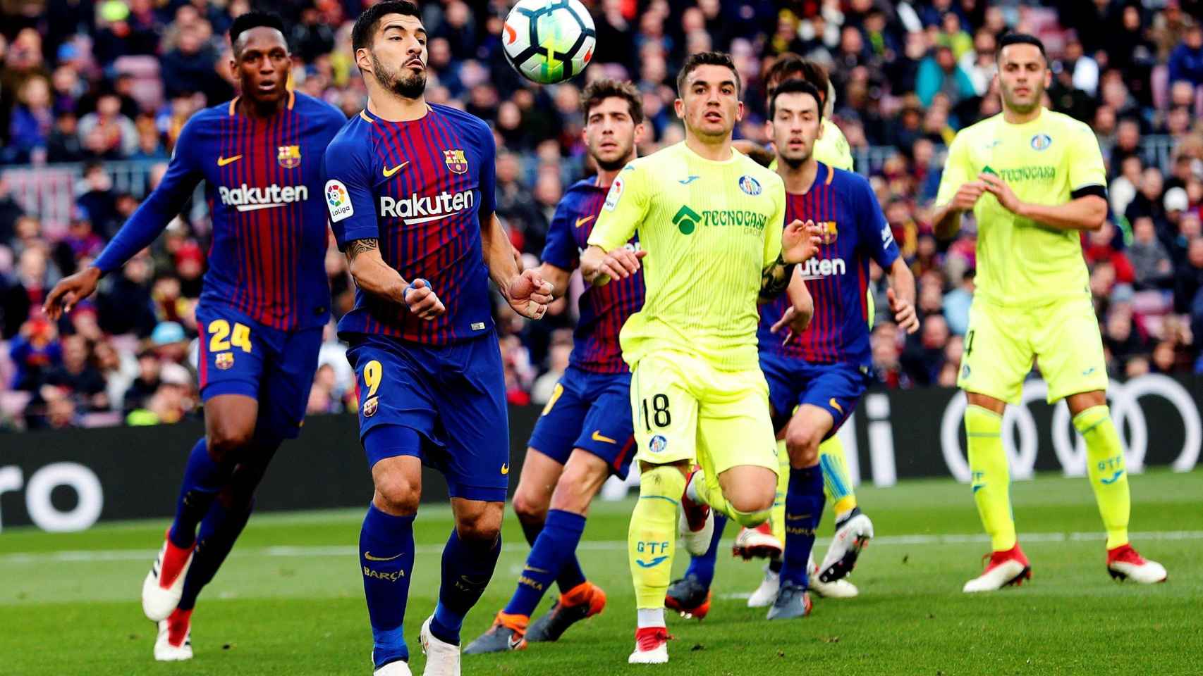 Luis Suárez y Yerri Mina intentan un remate ante un Getafe que mereció el empate en el Camp Nou / EFE