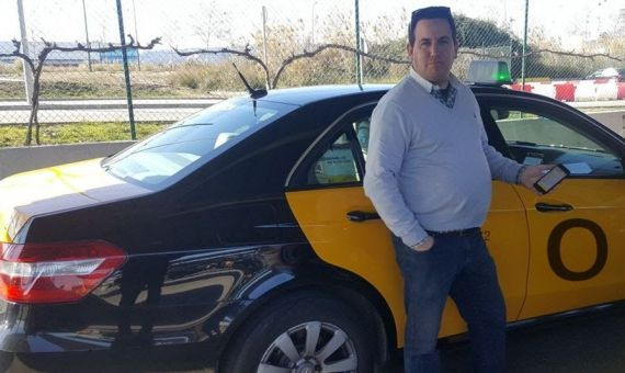 Alejandro Barrada, jefe de Producto de Outo, junto a un taxi metropolitano