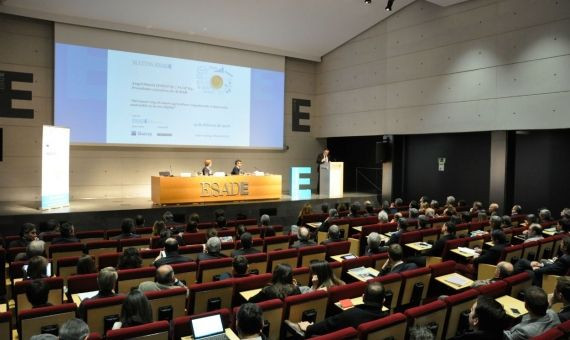 La sala de conferencias de ESADE en Barcelona se ha llenado para escuchar a Simón / MIKI 