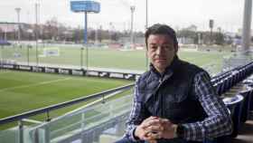 Eloy Pérez, director de la Ciudad Deportiva del Espanyol, sentado en la tribuna de su campo más emblemático / ÁLVARO VENTURA
