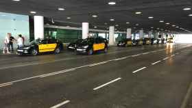 Taxis en el Aeroport de Barcelona / PABLO ALEGRE