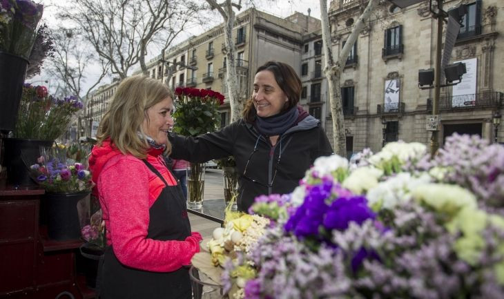 Itziar González saluda a una florista de La Rambla / ÁLVARO VENTURA