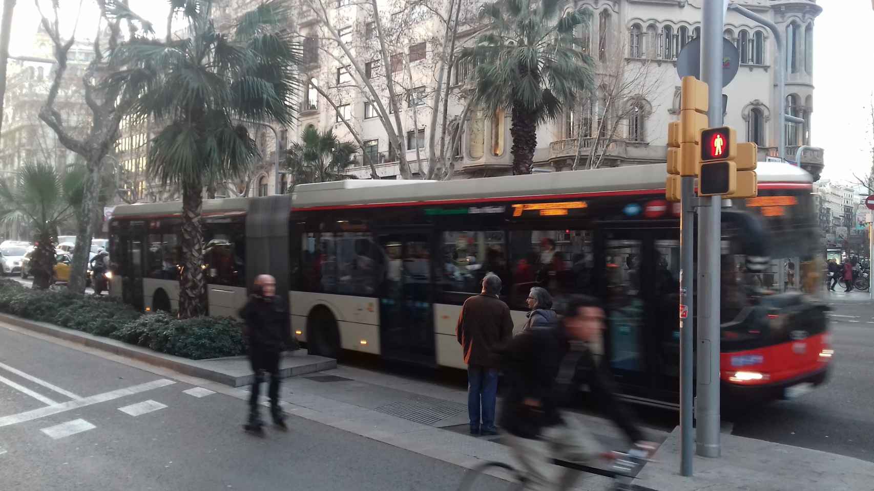 El bus 7, que une la Zona Universitària hasta el Fòrum por la Diagonal y la Gran Via / JORDI SUBIRANA