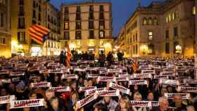 Imagen de los concentrados en la manifestación portando lemas en pro de la libertad de los Jordis / EFE