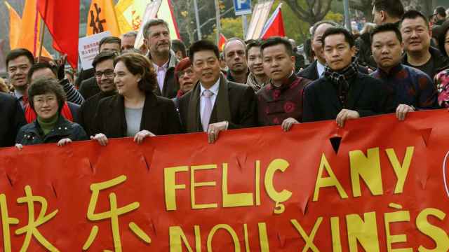 Miembros de la comunidad china, junto a Ada Colau, participan en el acto de celebración del Año Nuevo Chino en Barcelona/ EFE/ TONI ALBIR