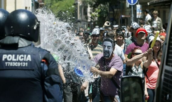 Imagen de un enfrentamiento entre la policía y okupas, el pasado verano / EFE