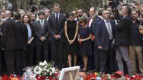 Los Reyes de España y personalidades políticas acudieron a la Rambla tras el atentado, en agosto de 2017 / EFE