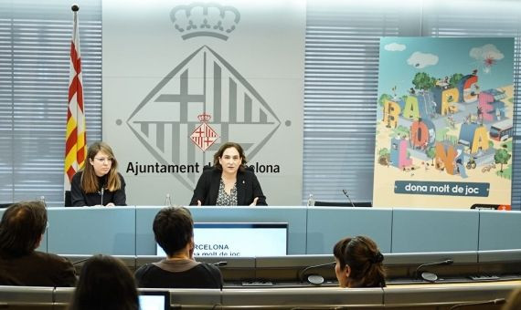 Ada Colau y Janet Sanz durante la presentación del nuevo concepto de juegos infantiles / AJUNTAMENT DE BARCELONA