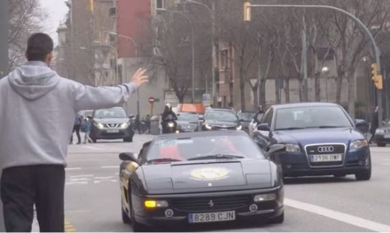 Un  cliente para al Ferrari pintado como un taxi de Barcelona para darse un garbeo gratuito / OUTO