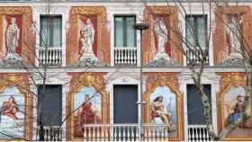 Una parte de la fachada restaurada con murales venecianos de una de las Casas Cerdà / ÁLVARO VENTURA