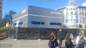 La construcción de Samsung en la plaza de Catalunya costará a la empresa casi 100.000 euros / JORDI SUBIRANA