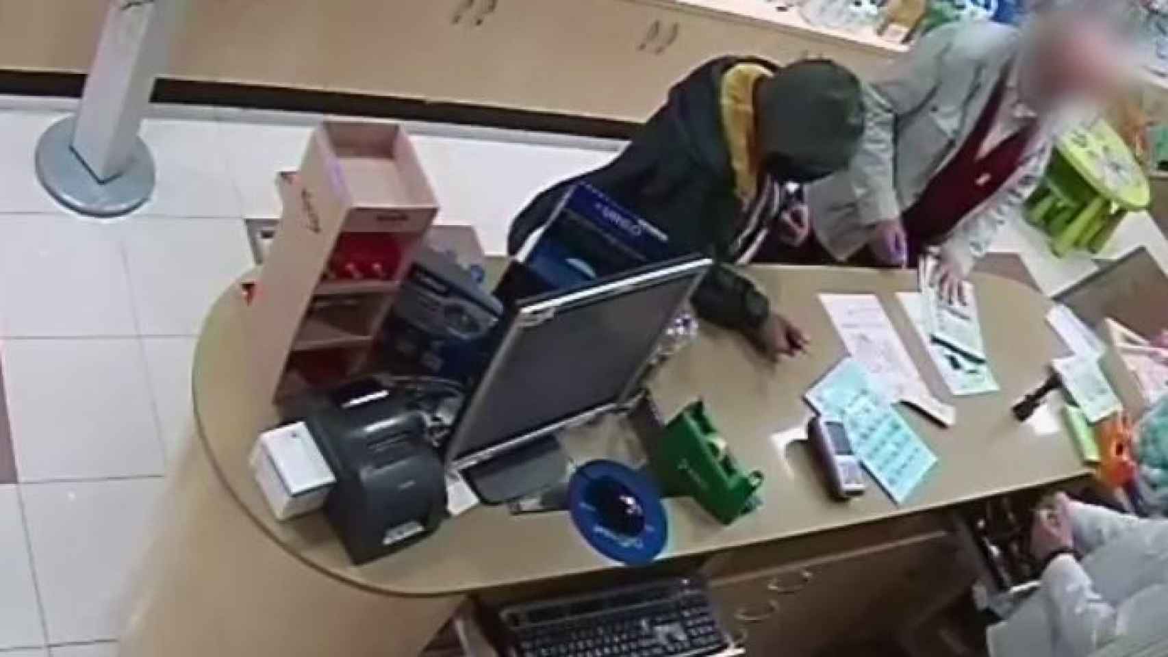 El ladrón atracando una farmacia / MOSSOS D'ESQUADRA