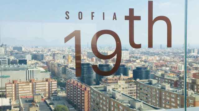 Barcelona vista desde la renovada Terraza del Sofía, en la planta 19 del hotel, que renace en la Diagonal como referente del lujo / XAVIER ADELL