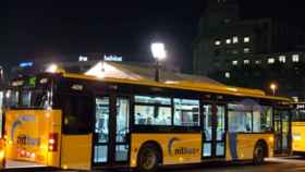 Un vehículo de Nitbus circulando por la noche en Barcelona