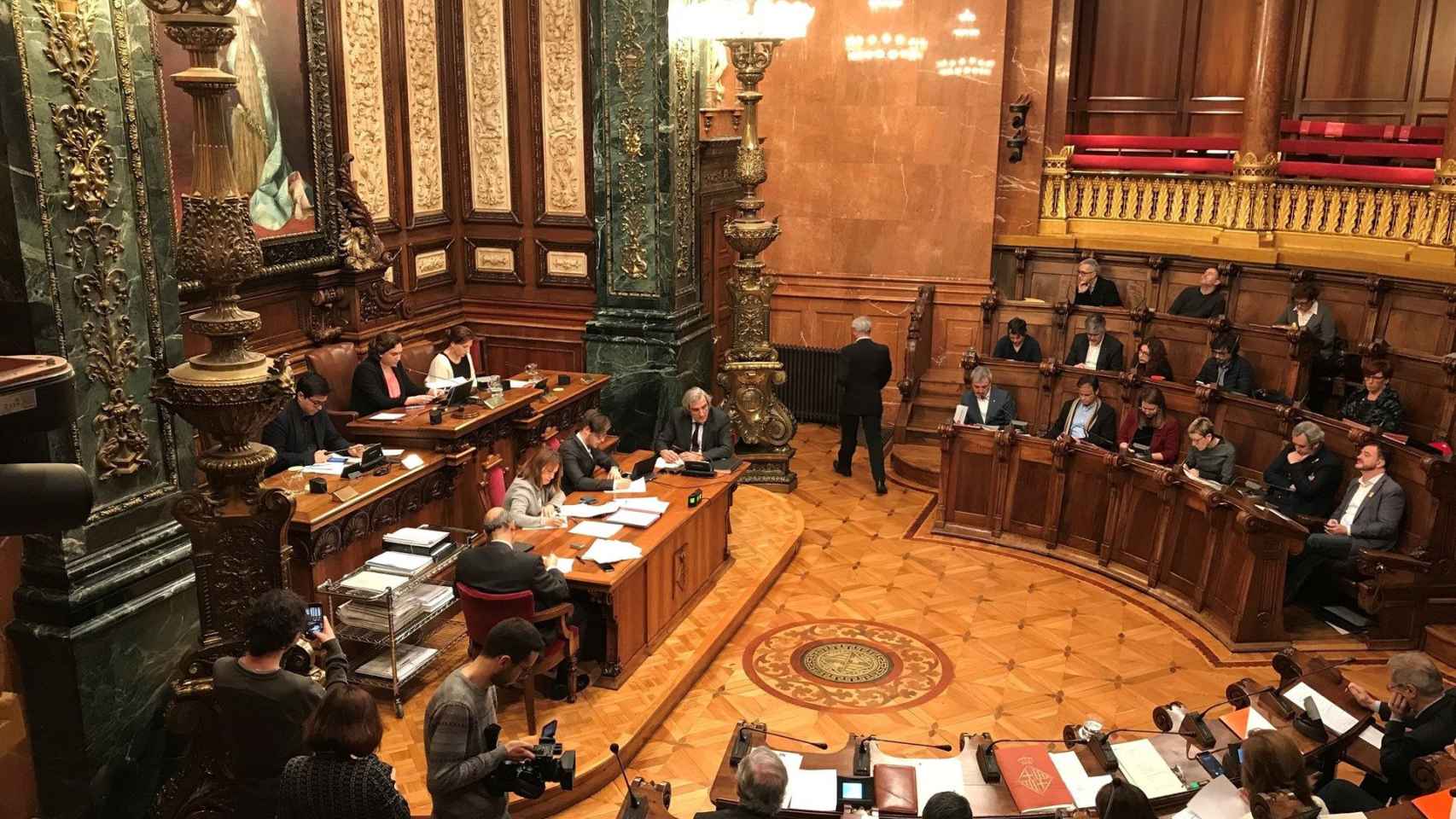 Imagen del salón de plenos del ayuntamiento en el inicio del debate sobre el estado de la ciudad y de las críticas a Colau / EUROPA PRESS