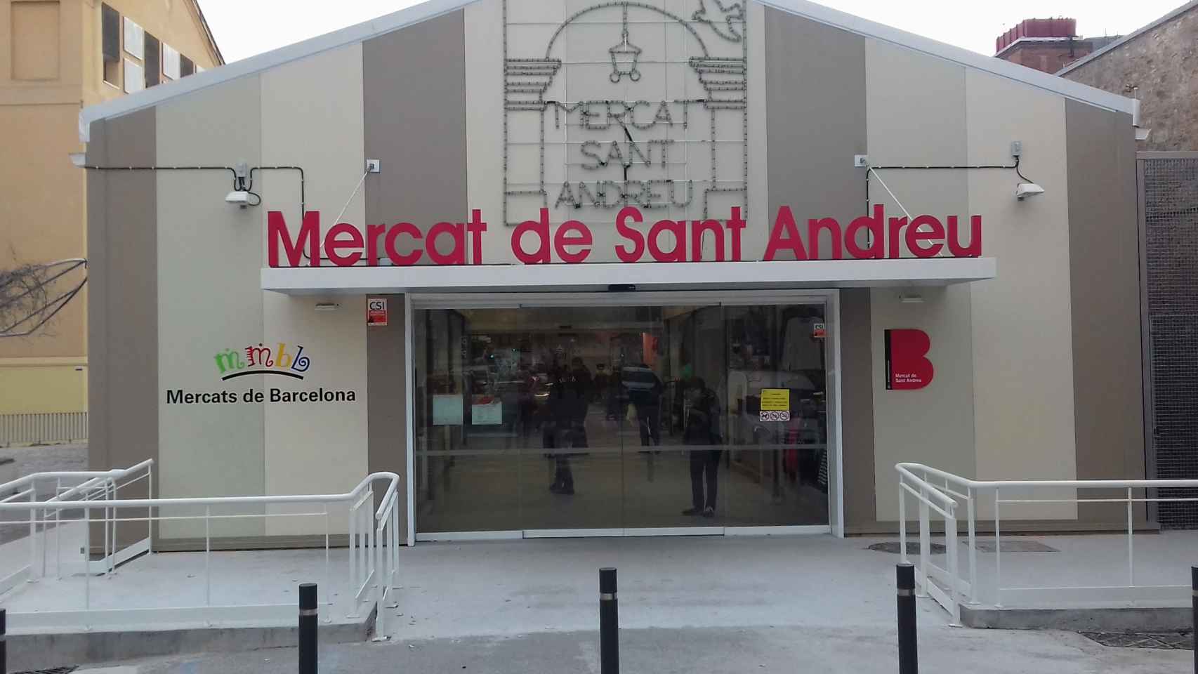 Carpa del mercado provisional de Sant Andreu instalada junto a las nuevas oficinas municipales / JORDI SUBIRANA