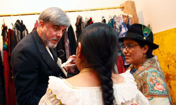 El diseñador con dos mujeres vestidas con trajes tradicionales / Á.V.