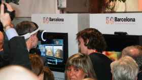 El Rey Felipe VI prueba la realidad virtual en la presentación del Mobile, en Fira de Barcelona / ÁLVARO VENTURA