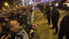 Manifestantes separatistas y agentes policiales, en las inmediaciones del lugar donde Felipe VI presidía la cena inaugural del Mobile / RTVE