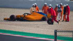 Fernando Alonso abandona su MCL 33 tras salirse de pista en Montmeló / EFE/ ENRIC FONTCUBERTA