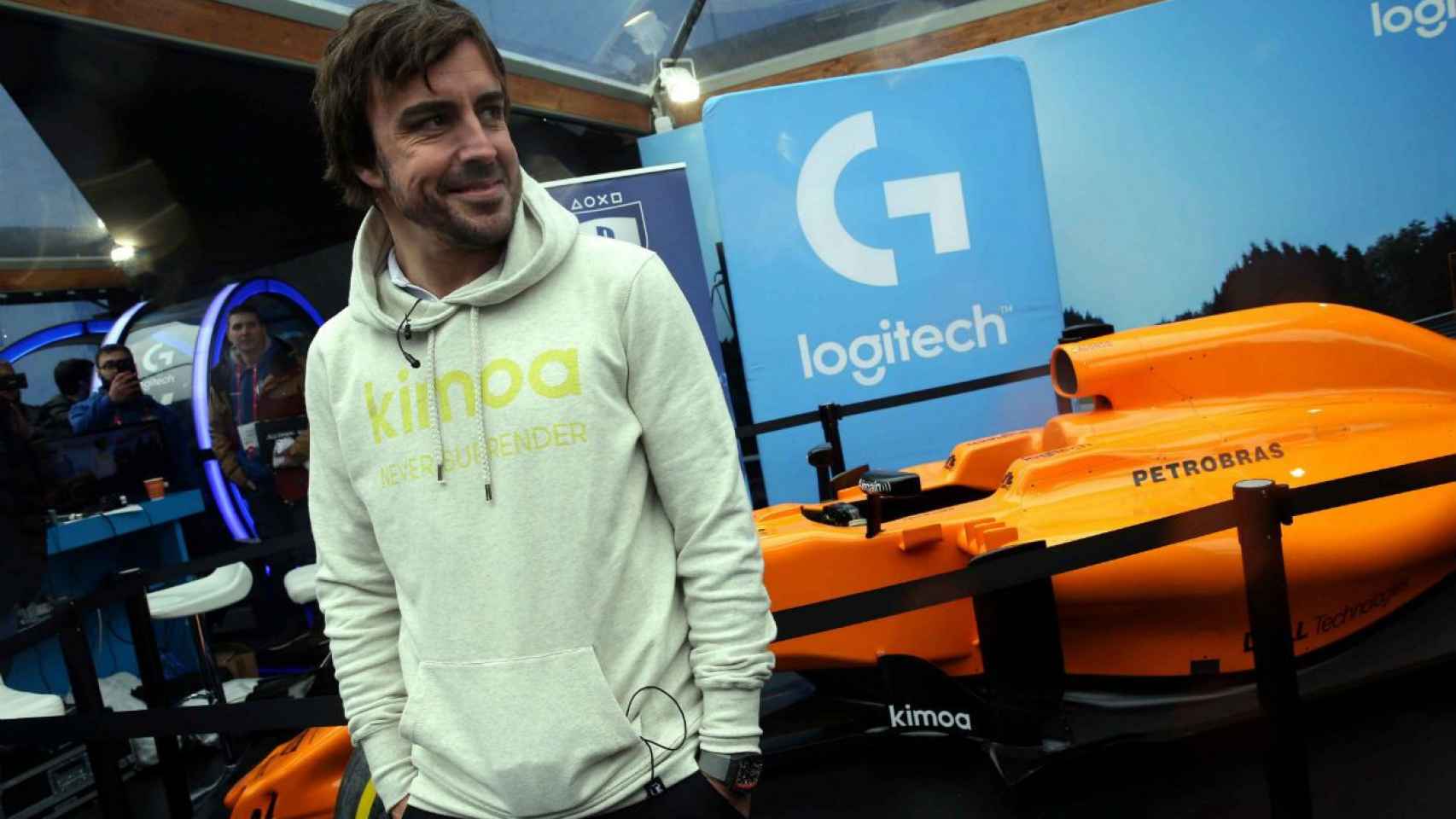 Fernando Alonso ha visitado el Mobile World Congress y se ha fotografiado con una réplica de su McLaren / EFE