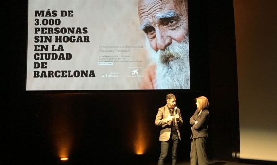 Ander Duque y la periodista Pepa Fernández en el estreno de 'Espinas y demonios' en CaixaForum / P.B.