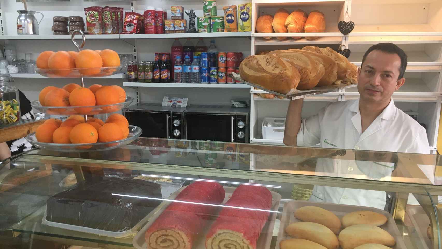 Luis Ángel de la Cruz muestra los panes colombianos que tienen tanto éxito / AROA ORTEGA