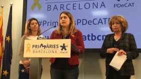 Marta Pascal (centro), Mercè Homs (derecha) y Magda Orianich (izquierda) durante la presentación de las primarias del PDeCAT para elegir a su alcaldable por Barcelona / X. A.