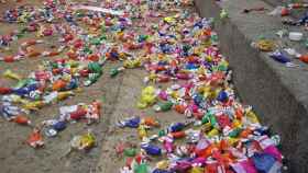 Caramelos esparcidos por el suelo durante la celebración de Sant Medir