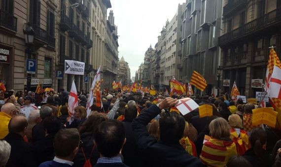 Miles de taberneses en Via Laietana reivindicando su autonomía / XAVI ADELL