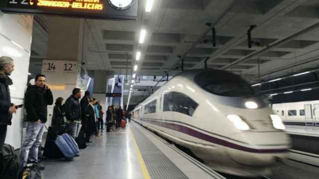 Un tren AVE en la Estación de Sants