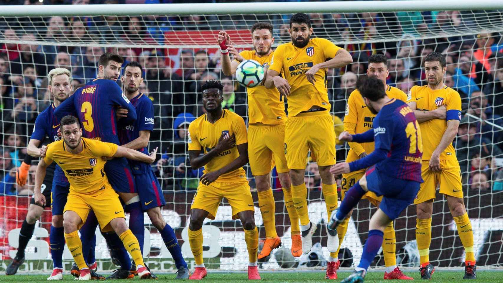 Messi lanza la falta que dio la victoria al Barça contra el Atlético / EFE