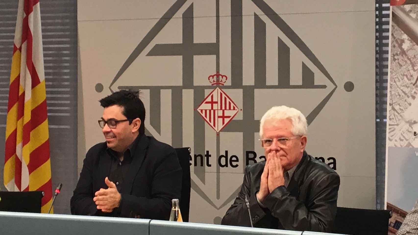 Gerardo Pisarello y Ricard Vinyes durante la presentación del programa cultural que recuerda los bombardeos de Barcelona durante la Guerra Civil / X. A.