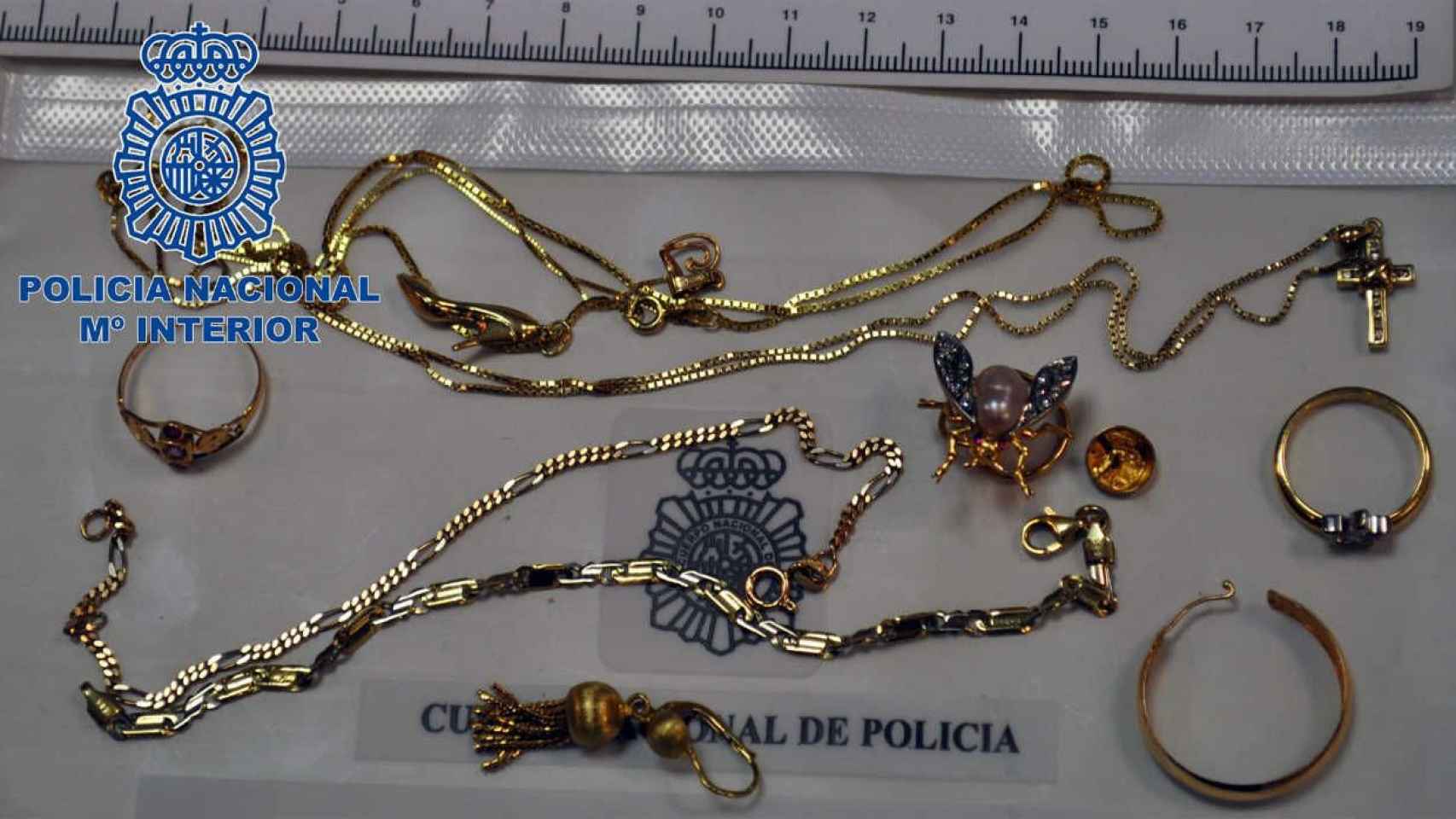 Las joyas presuntamente robadas por el detenido en el aeropuerto / P.N.
