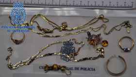 Las joyas presuntamente robadas por el detenido en el aeropuerto / P.N.