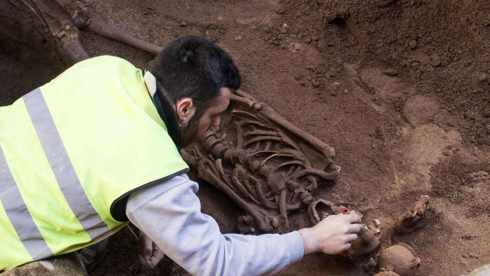 Esqueleto romano aparecido en la calle Antic de Sant Joan del Born en las obras de construcción de la instalación de la recogida pneumática de residuos / HUGO FERNÁNDEZ