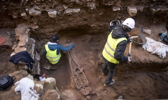 Un grupo de arqueólogos trabaja en los restos romanos hallados en el Born / HUGO FERNÁNDEZ
