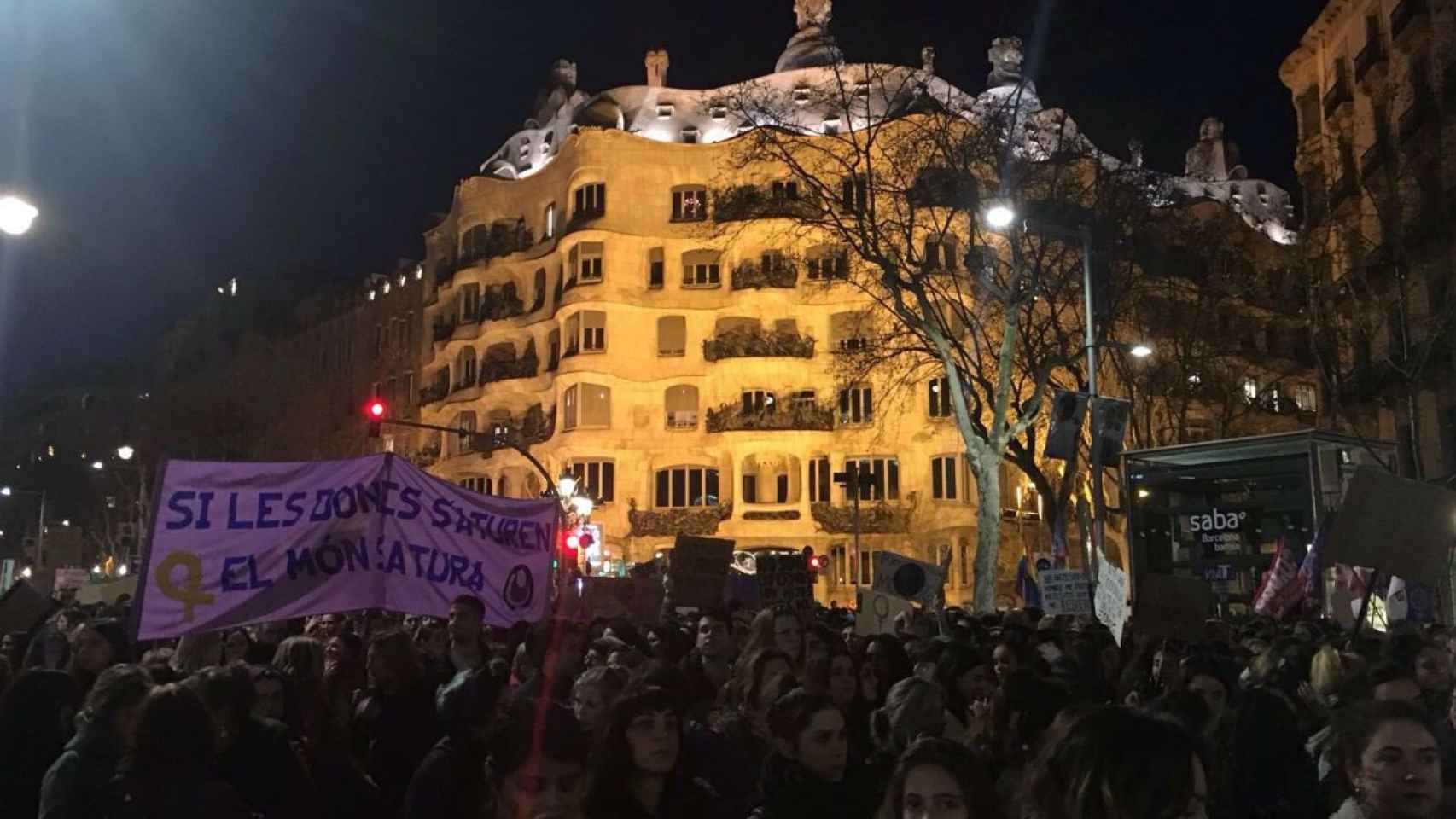 Manifestantes en el paseo de Gracia el pasado 8 de marzo durante el Día Internacional de la Mujer / AROA ORTEGA