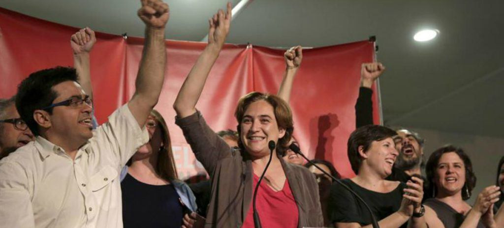 Ada Colau, entre Gerardo Pisarello y Laia Ortiz, celebra su victoria electoral de 2015